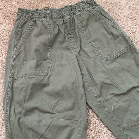 Old Navy Women’s Cargo Pants in Forest Green - Picture 3 of 4